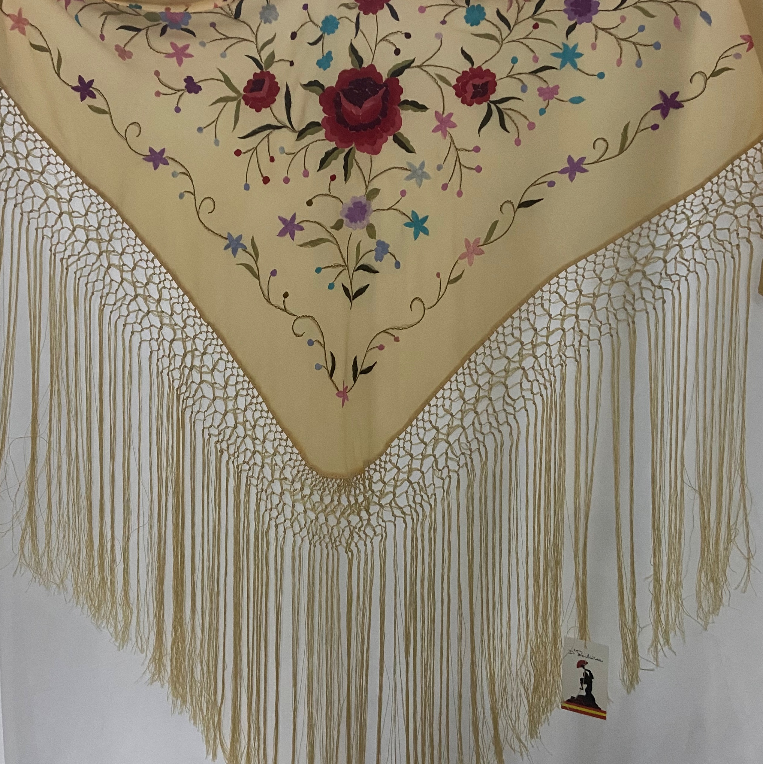 MANTON PICO DE SEDA NATURAL BORDADO A MANO BEIG COLORES