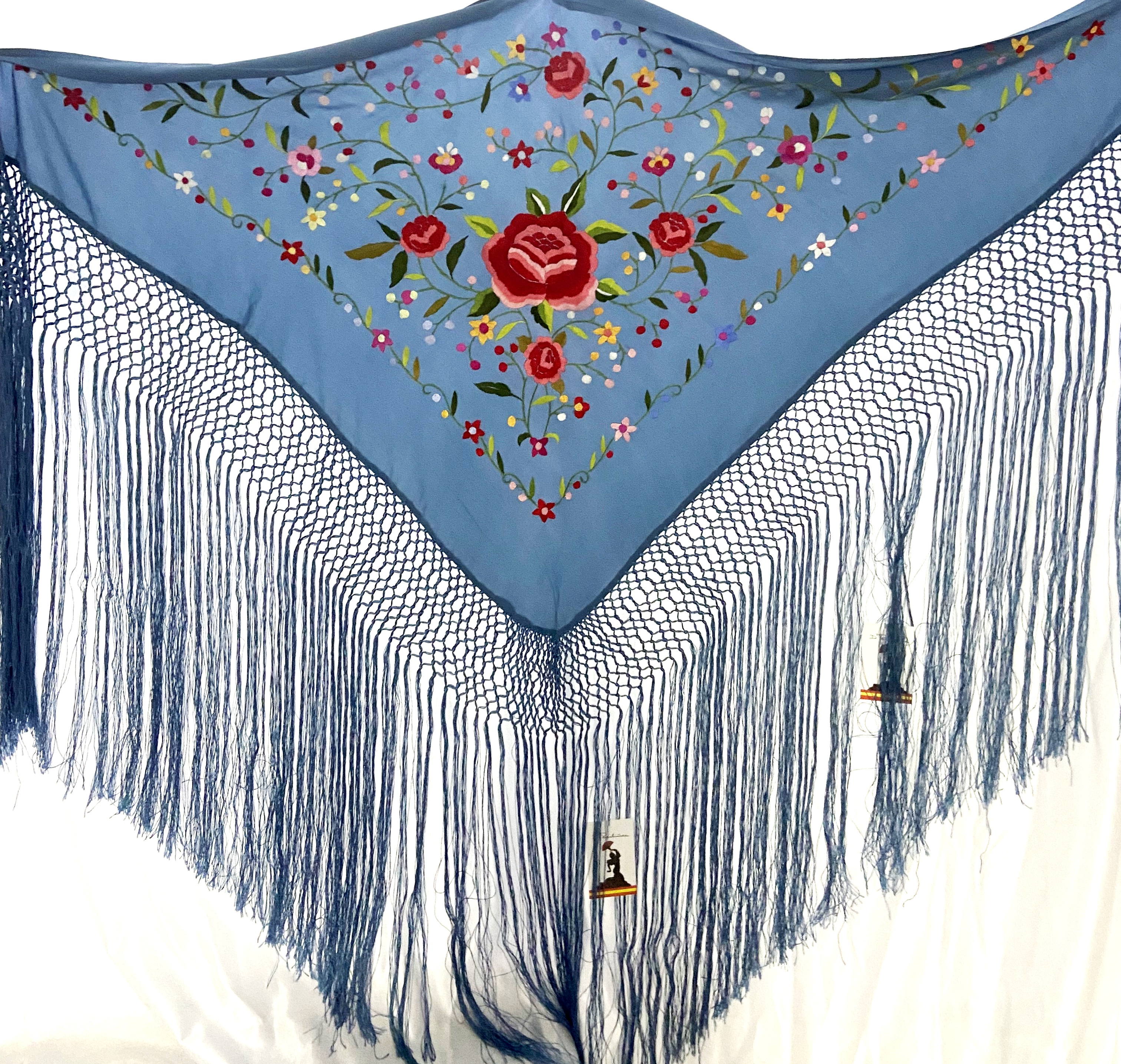 MANTON PICO DE SEDA NATURAL BORDADO A MANO, FLECO A MANO. PERFECTO PARA FLAMENCO, Y TAMBIEN COMO COMPLEMENTO PARA BODAS Y EVENTOS. TAMAÑO APROXIMADO  165X80.AZUL BORDADO COLORES